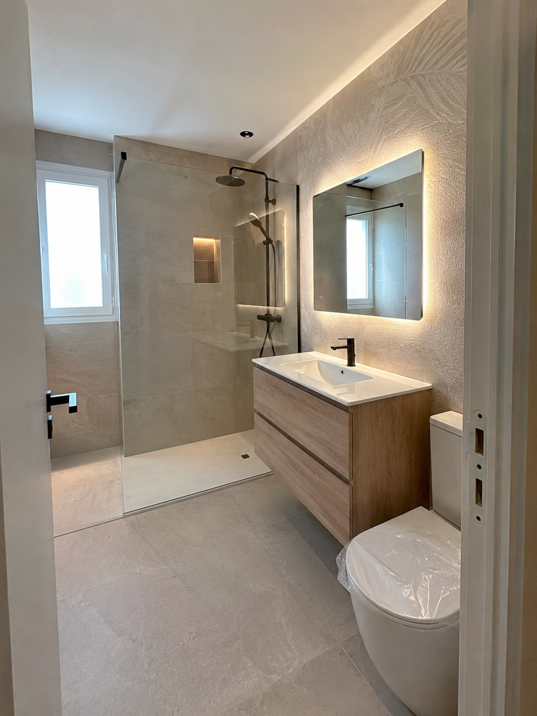 Reforma de baño moderna con plato de ducha realizada por MG Alicante en Alicante y Villajoyosa