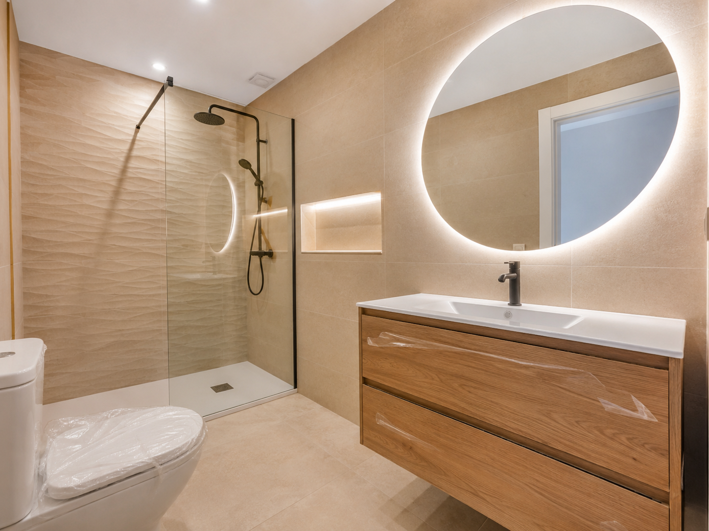 Reforma de baño moderno con ducha realizada por Reformas MG Alicante en Alicante y Villajoyosa