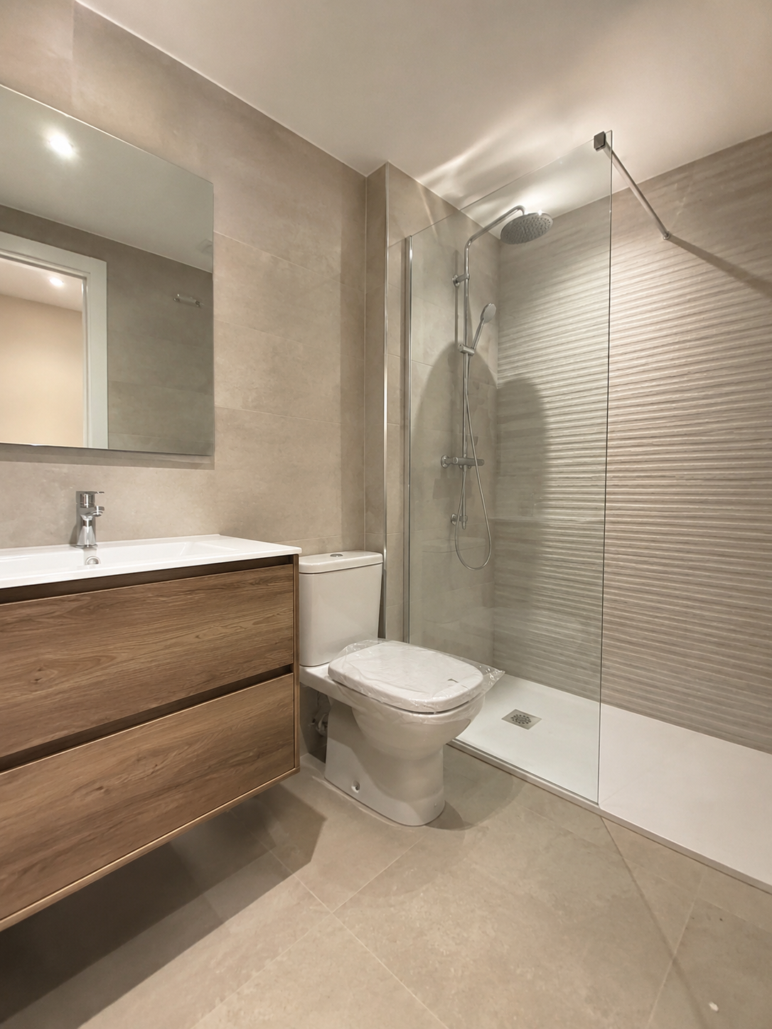Luz y amplitud en reforma de baño de MG Alicante